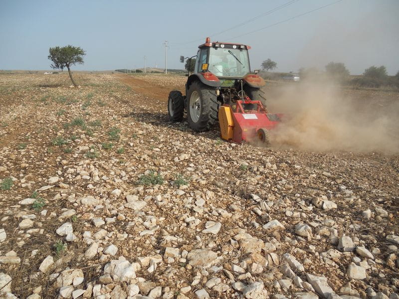 Máquina para recuperar terrenos rocosos Almería